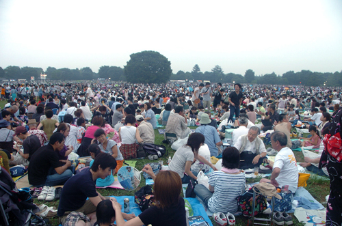 立川まつり国営昭和記念公園花火大会の例年の混雑状況は？